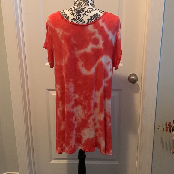 Women’s cap sleeve shark bite hem tie dyed t-shirt. - Picture 5 of 6